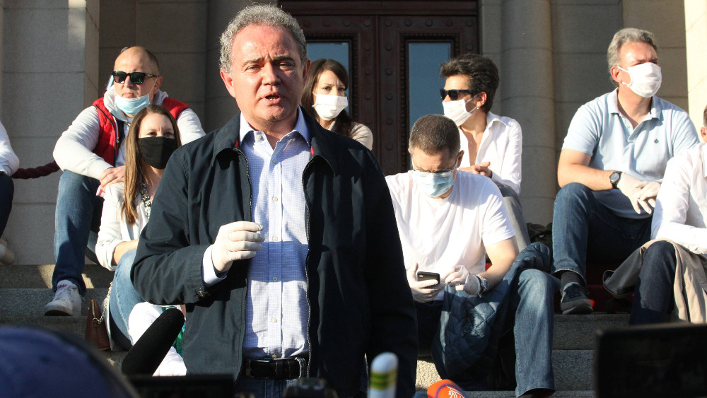 Na protestu opozicije ispred Skupštine i pristalice vlasti, komunalci upozorili da se nose maske 2