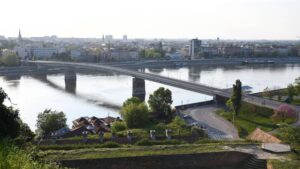 U Novom Sadu se u petak i subotu očekuje veliki broj ljudi koji dolaze na komemorativni skup žrtvama pada nadstrešnice na Železničkoj stanici u Novom Sadu.