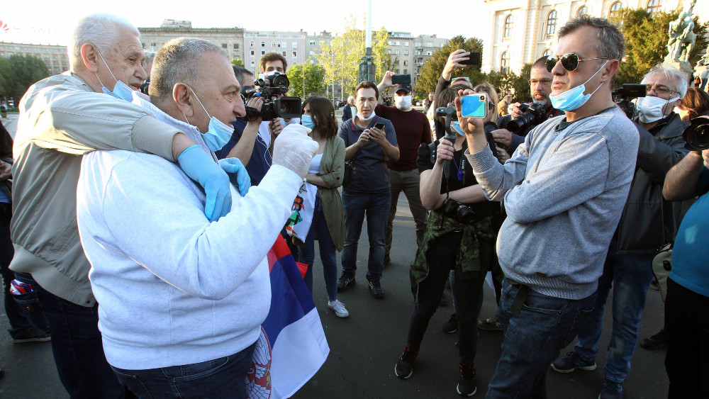 Na protestu opozicije ispred Skupštine i pristalice vlasti, komunalci upozorili da se nose maske 1