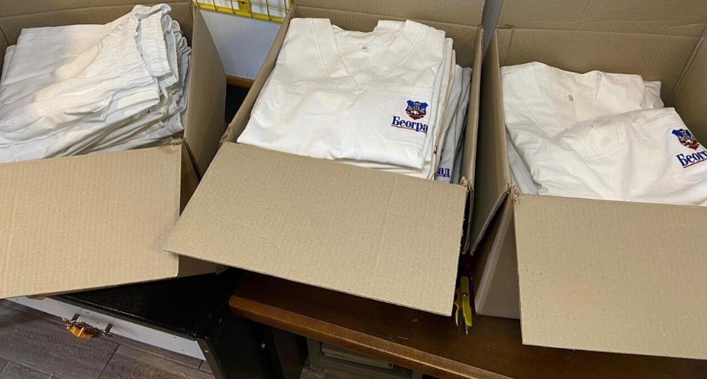 Vesić u ime Beograđana poklonio 220 uniformi Infektivnoj klinici KCS 1