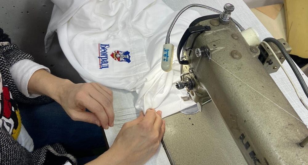 Vesić u ime Beograđana poklonio 220 uniformi Infektivnoj klinici KCS 2 Vesić u ime Beograđana poklonio 220 uniformi Infektivnoj klinici KCS 2