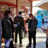 Volonteri delili maske kupcima na ulazu u pijacu u Donjem Milanovcu 15