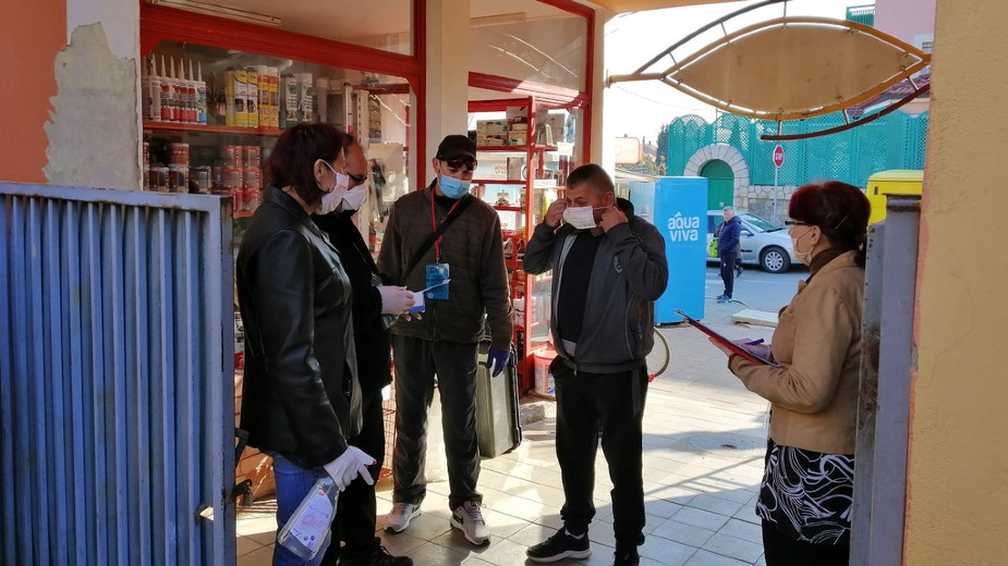 Volonteri delili maske kupcima na ulazu u pijacu u Donjem Milanovcu 1