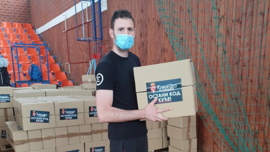 Reprezentativni strelac Duško Petrov među kikindskim volonterima 1