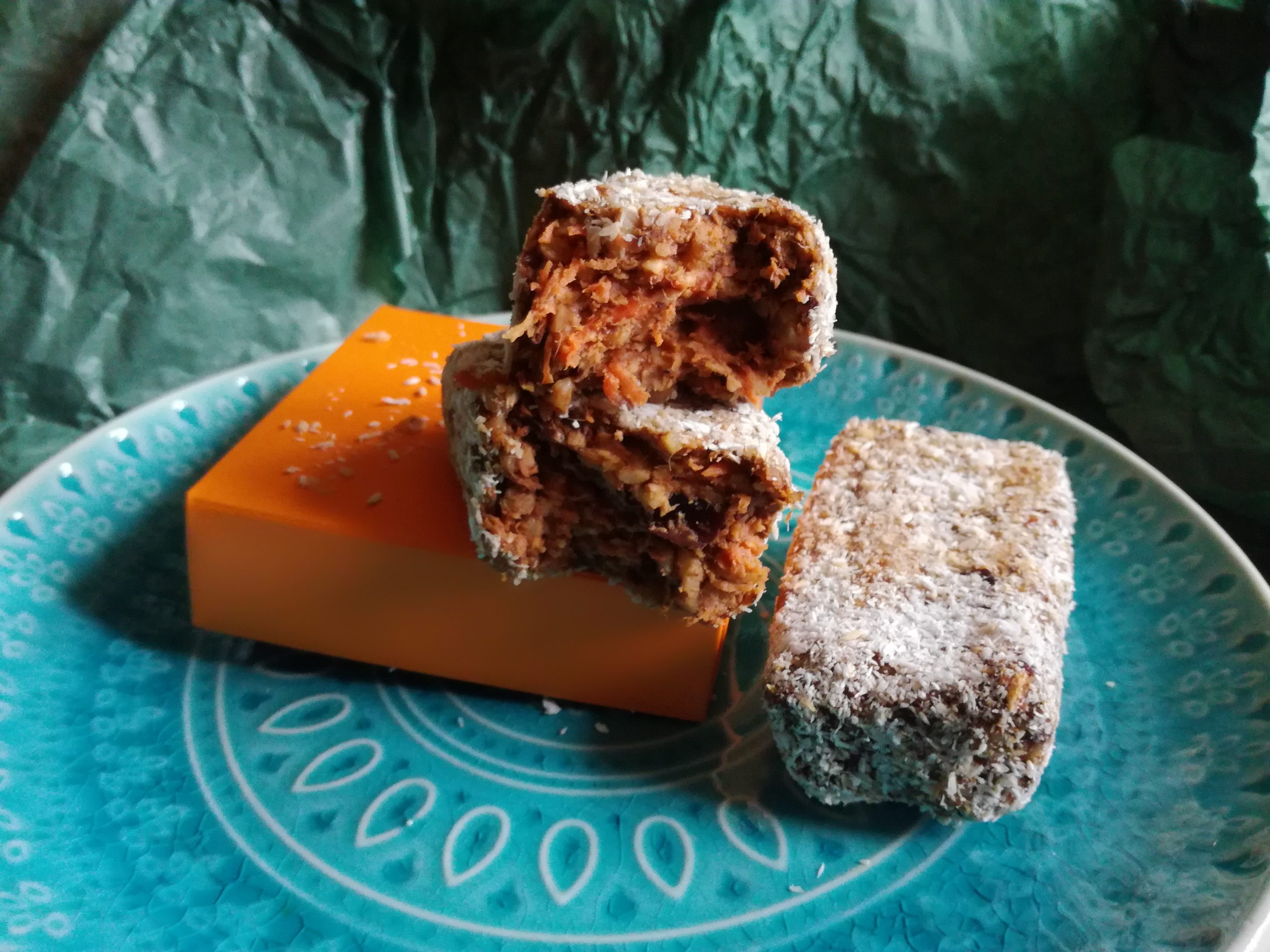 Kolač sa šargarepom i urmama (recept) 1