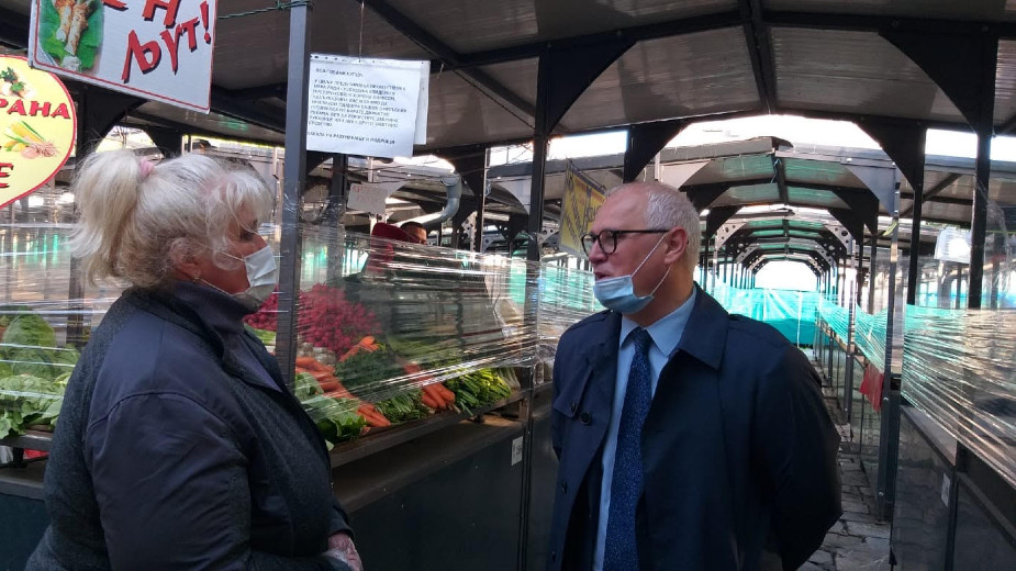 Vesić: Pijace rade od 7 do 15 časova, sve tezge su zaštićene folijama 1