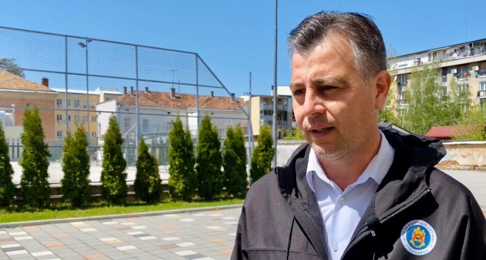 Počela podela paketa pomoći najugroženijim građanima u Pirotu 2 Gradonačelnik Pirota i komandant Štaba Vladan Vasić