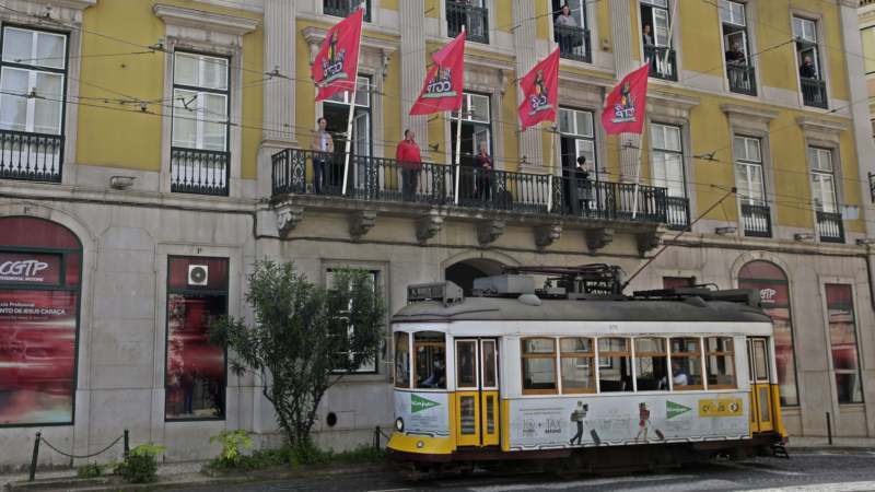 Portugalci pesmom s prozora obeležili godišnjicu zbacivanja fašističke diktature 1