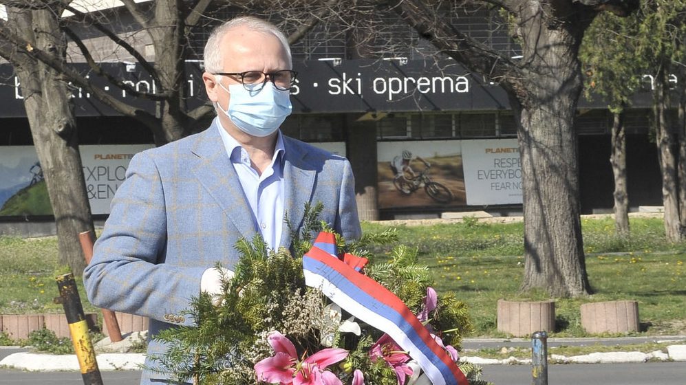 Vulin i Vesić položili vence na Spomenik pilotima braniocima Beograda 1