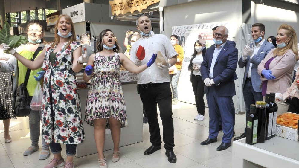 Rediteljka: Direktorka Opere naterala pevače da se ponižavaju pevanjem na pijaci 1