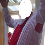 Radnici Hitne pomoći u pocepanim papirnim odelima 8