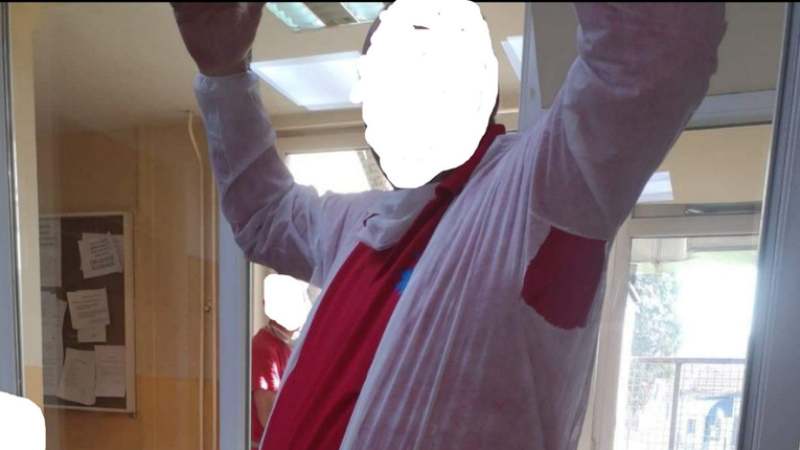 Radnici Hitne pomoći u pocepanim papirnim odelima 1