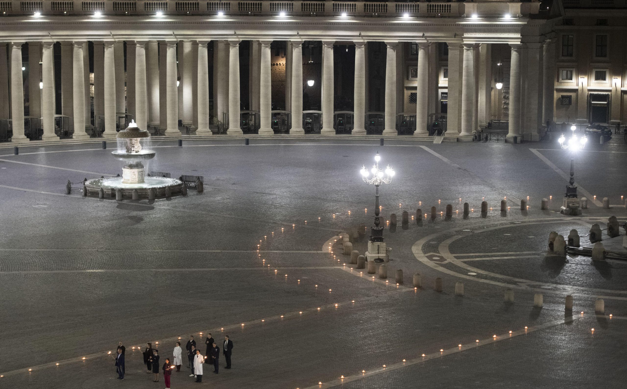 Papa, bolničari i bivši zatvorenik na praznom Trgu Svetog Petra 3 Papa, bolničari i bivši zatvorenik na praznom Trgu Svetog Petra 3