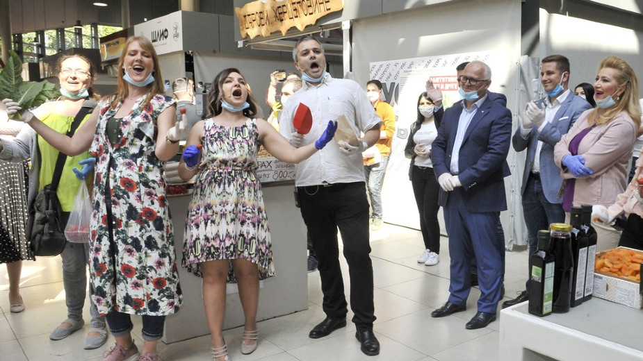 Zatvorene pijace ponovo rade, solisti opere pevali na Palilulskoj pijaci 1