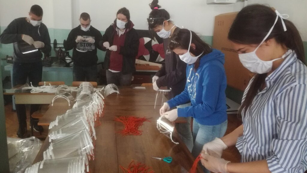 "Mašinci" osmislili novo rešenje za izradu zaštitnih vizira namenjenih lekarima 1