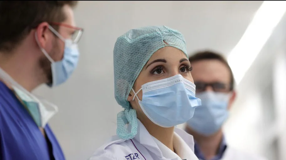 Dai camerieri alle dattilografe fino ai medici: chi lavora nelle istituzioni sanitarie in Serbia?  – Pubblico