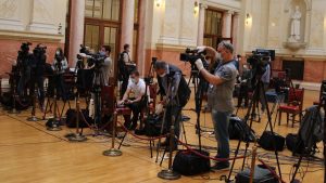 Bedž sa krvavom šakom u predsedništvu: Ko je pogrešio - Vučić ili kamerman RTS? 12