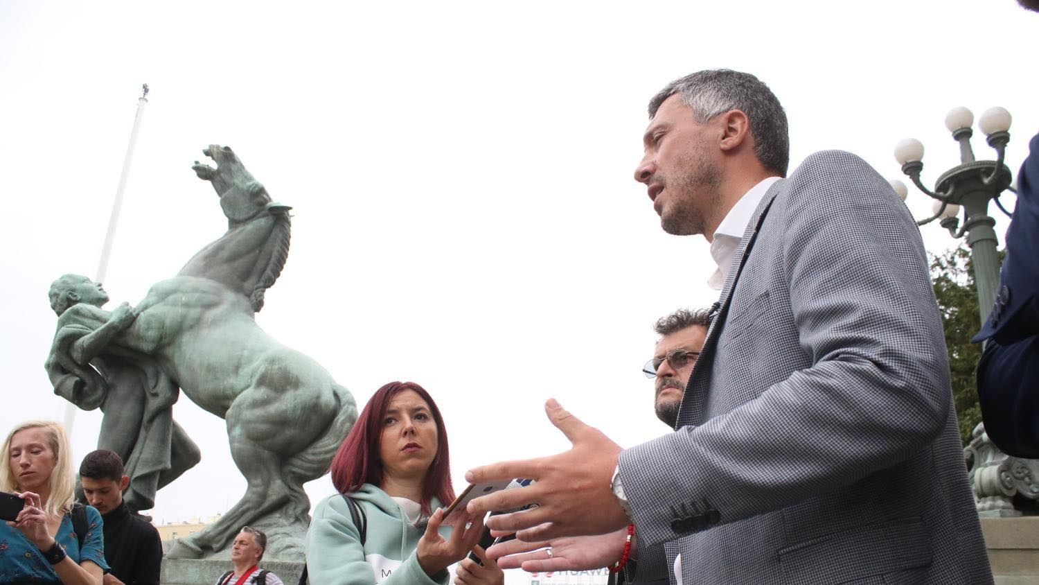 Policija i ograda ispred Skupštine ostaju 1