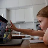Švedska masovno digitalizovala školstvo, a sada od toga odustaje: "Pala je pismenost" 9