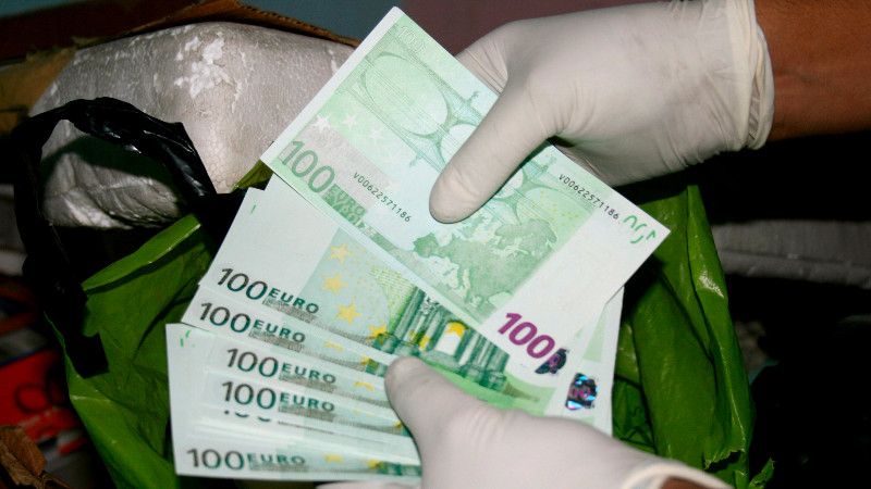 Zaplenjeno falsifikovanih 10.500 evra na Merdaru 1