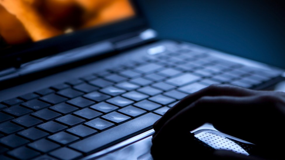 Seks i internet: Zabrana plaćanja karticama kao oružje u borbi protiv seksualnog nasilja 3 A person looks at adult content on a laptop