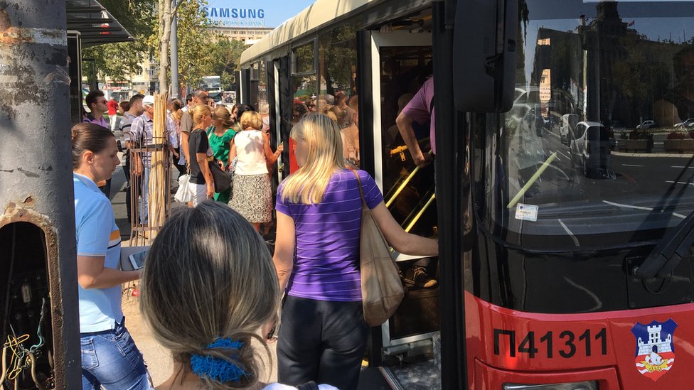Građani ulaze u autobus kod Skupštine Srbije