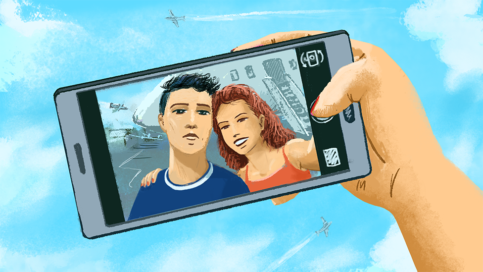 Seksualno zlostavljanje muškaraca: „Moja žena me je silovala deset godina“ 2 A hand holds a mobile phone showing an image of a couple