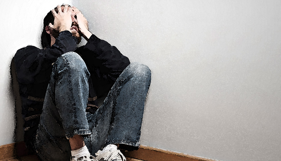 Seksualno zlostavljanje muškaraca: „Moja žena me je silovala deset godina“ 8 Illustration from a photo of a man sitting in the corner of a room holding his face