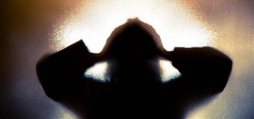 Seksualno zlostavljanje muškaraca: „Moja žena me je silovala deset godina“ 4 A person holds their head in a treated image