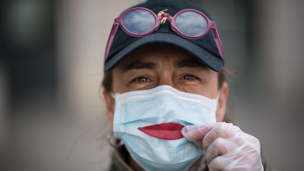 Korona virus: Karantinski uranak u Srbiji, zaražen premijer Rusije, milion oporavljenih u svetu 1 A woman wearing a protective mask holds a leaf as a smile in France, on 29 March 2020