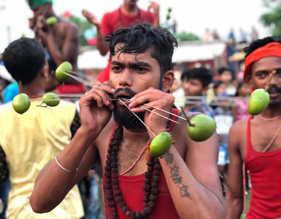 Ekstremni pirsing: Festival samonanošenja bola 1 Sandos piercing his mouth