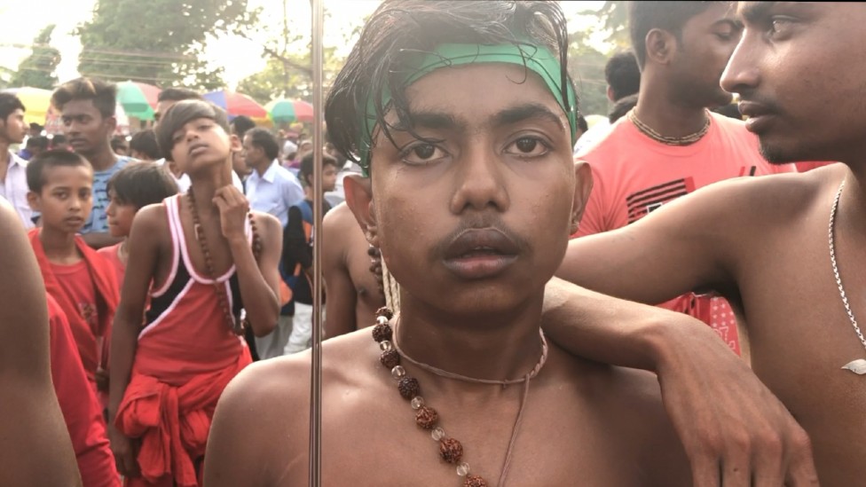 Ekstremni pirsing: Festival samonanošenja bola 8 Rahul in a trance, seemingly