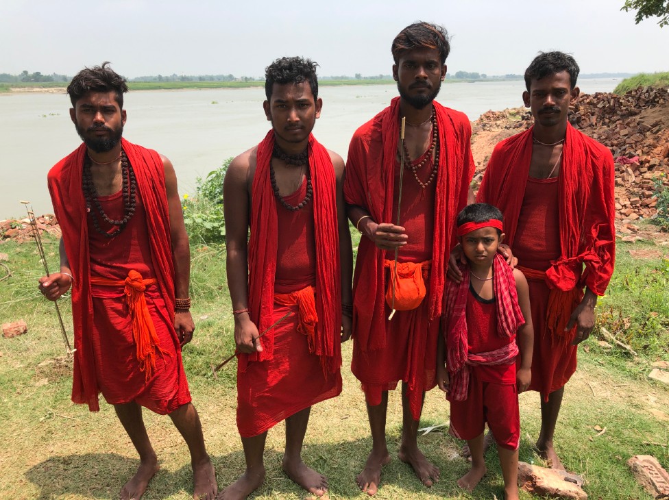 Ekstremni pirsing: Festival samonanošenja bola 2 Sandos (left) and friends