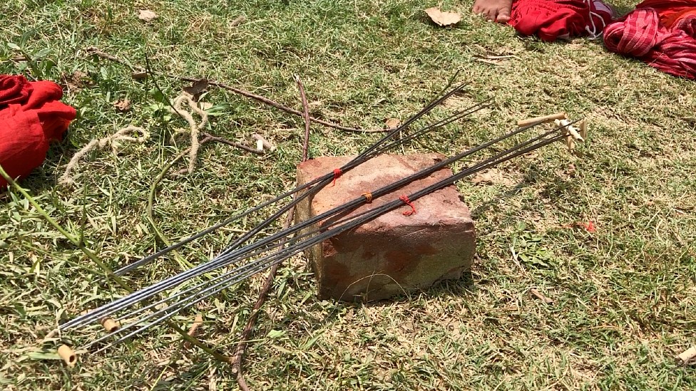 Ekstremni pirsing: Festival samonanošenja bola 3 Sharpened bursees lying on a brick