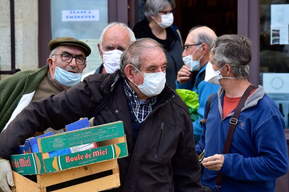 Korona virus: Karantinski uranak u Srbiji, zaražen premijer Rusije, milion oporavljenih u svetu 6 Wearing protective face masks, shoppers wait for their turn to enter the Cadillac market near the French city of Bordeaux on April 25, 2020
