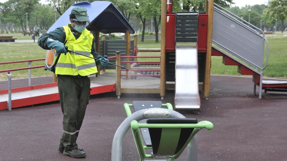 Korona virus: Karantinski uranak u Srbiji, zaražen premijer Rusije, milion oporavljenih u svetu 3 Dezinfekcija dečijeg parka u Beogradu