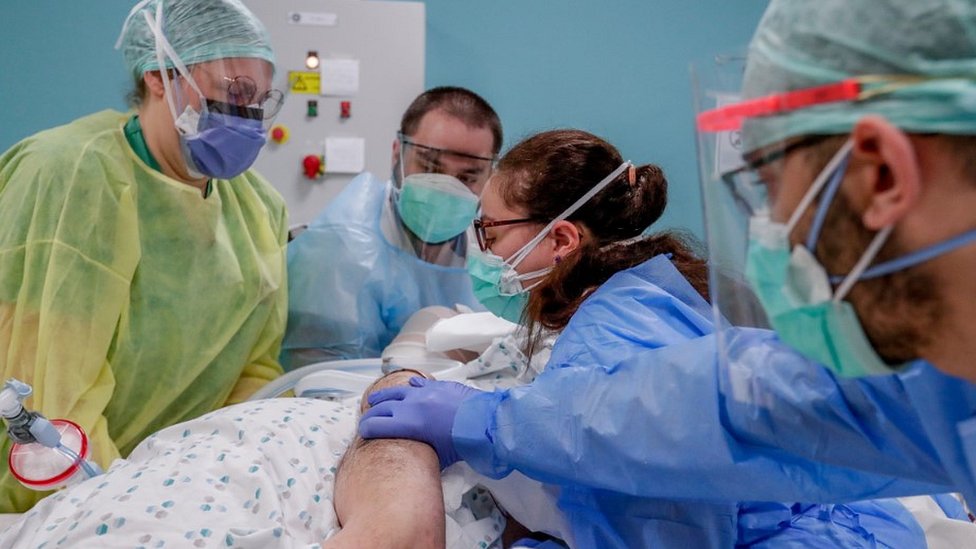 Medics treating a Covid-19 patient in a Brussels hospital, 29 Apr 20