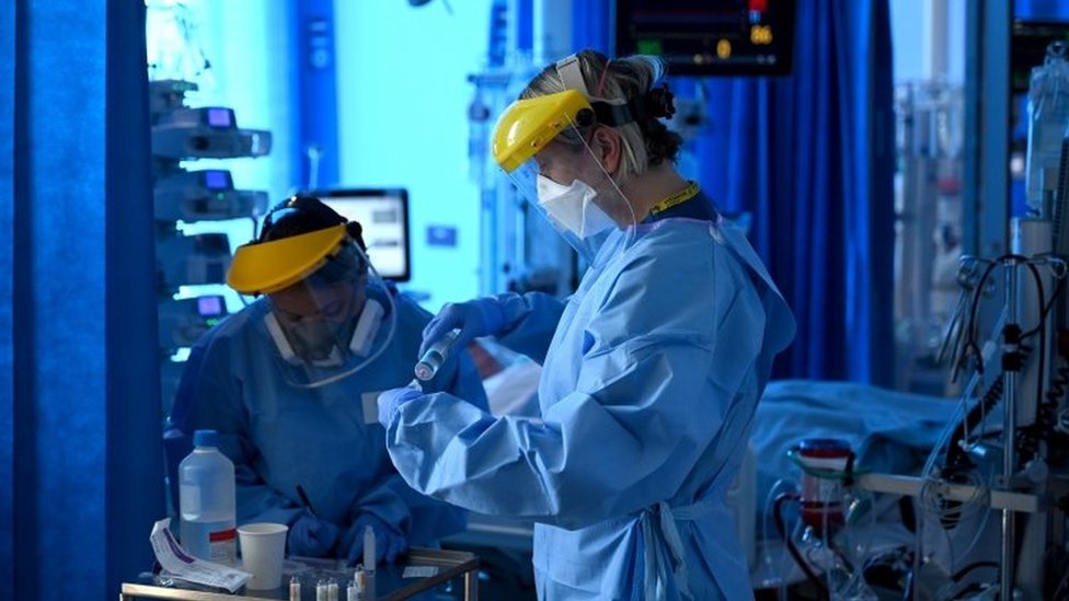 Korona virus: U Srbiji počelo prijavljivanje za 100 evra pomoći, Rusija i Amerika rame uz rame po broju novozaraženih 3 Clinical staff wearing PPE