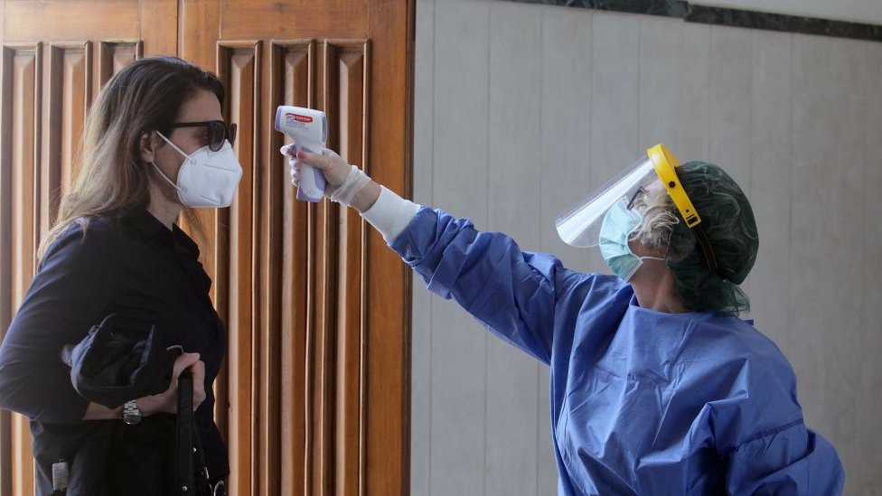 Korona virus: Ukinuto vanredno stanje u Srbiji, Britanija druga u svetu po broju umrlih 2 provera temperature