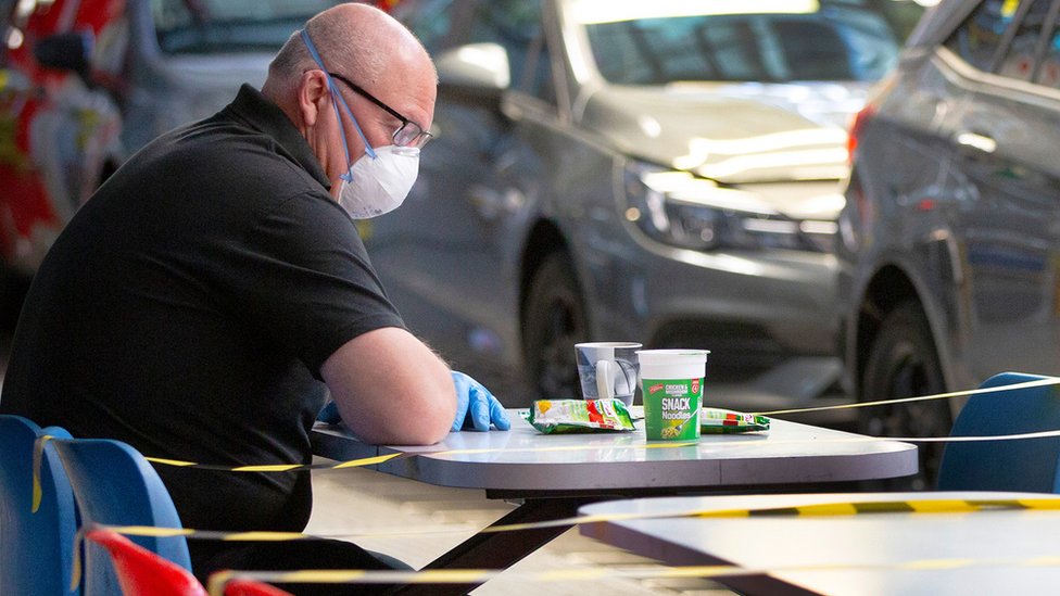 Korona virus: Ukinuto vanredno stanje u Srbiji, Britanija druga u svetu po broju umrlih 1 Social distancing at a Vauxhall plant, Ellesmere Port