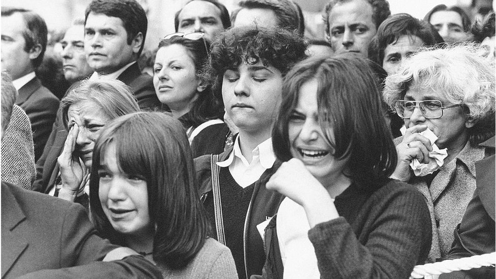 narod u povorsci na ulicama Beograda