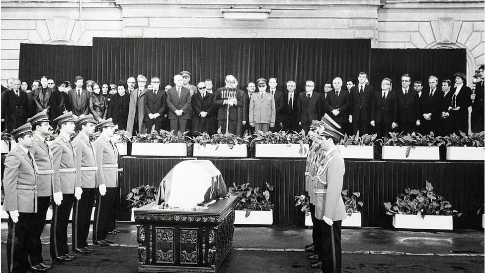 Kovčeg sa telom Josipa Broza u Beogradu, maj 1980. godine