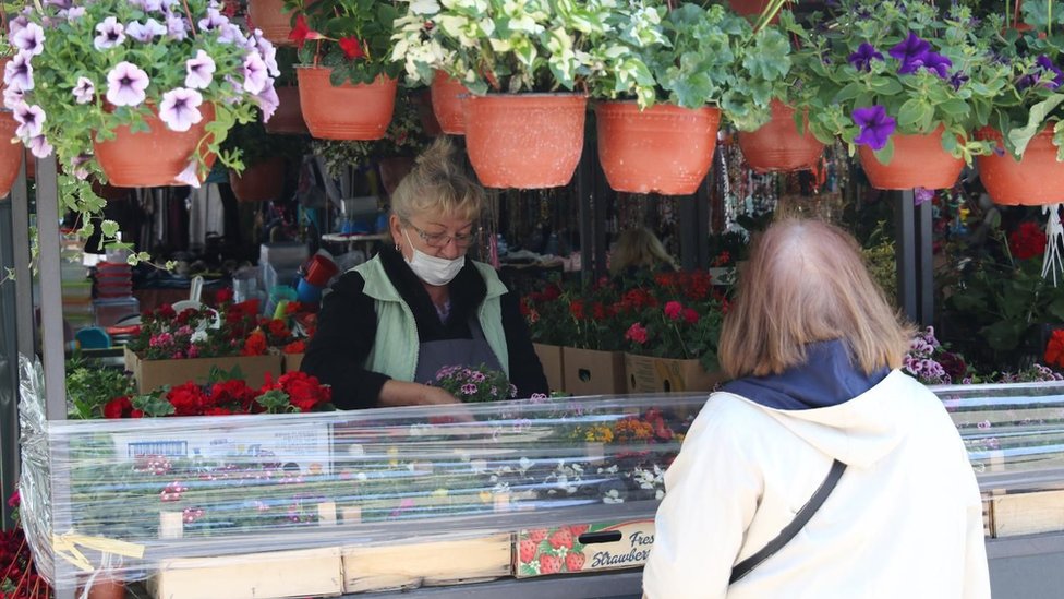 Do daljeg će morati da se izbegavaju kontakti - zagrljaji i rukovanja