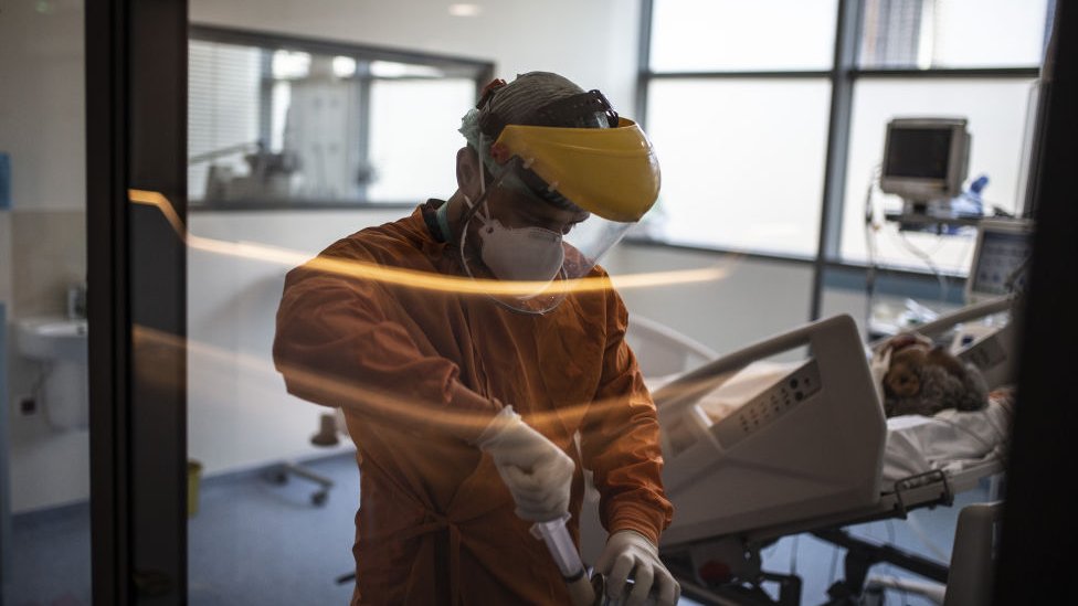 Korona virus i lečenja: Šta je ozoniranje krvi i da li je opasno, objašnjavaju lekari 2 bolnica