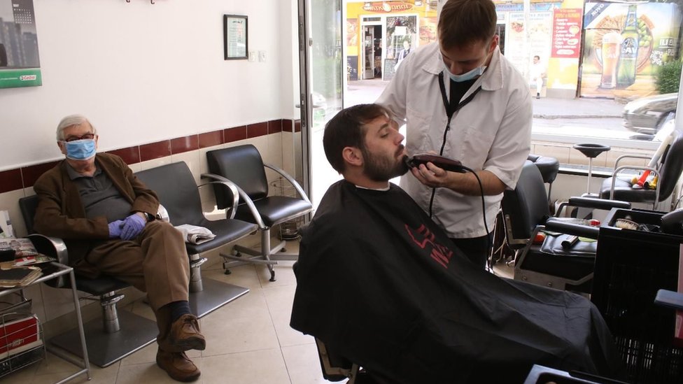 Korona virus: U Srbiji umrle još tri osobe, više od četiri miliona zaraženih u svetu - od toga u Evropi 1,5 milion 4 Vanredno stanje je ukinuto, a sa njim i policijski čas, ali su druge mere i dalje na snazi