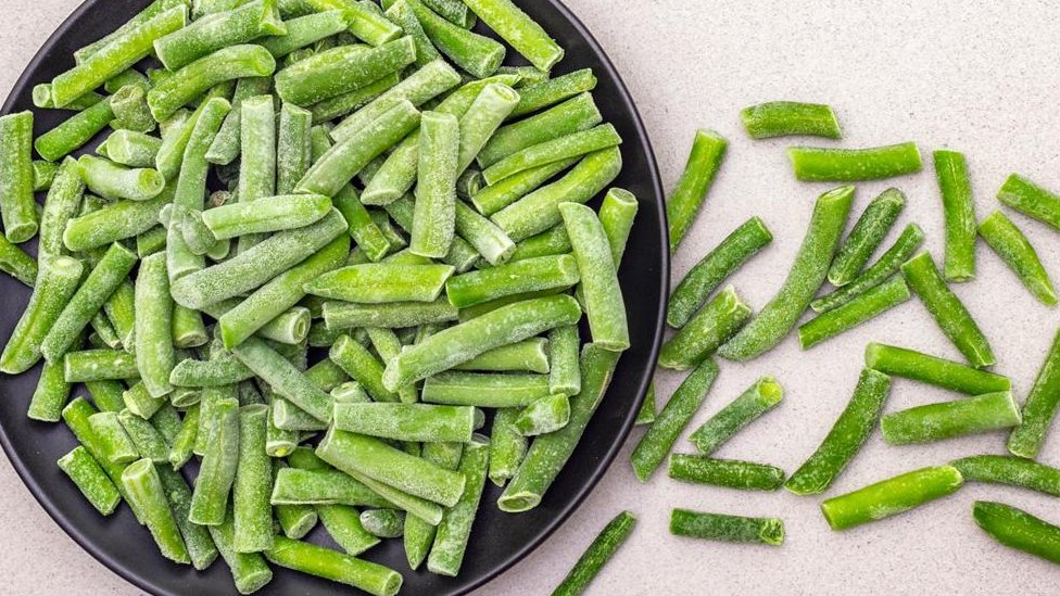 Zamrznute, sveže ili konzervirane namirnice: Koje su najhranljivije 2 Sveži plodovi počinju da propadaju čim su ubrani sa zemlje ili drveta