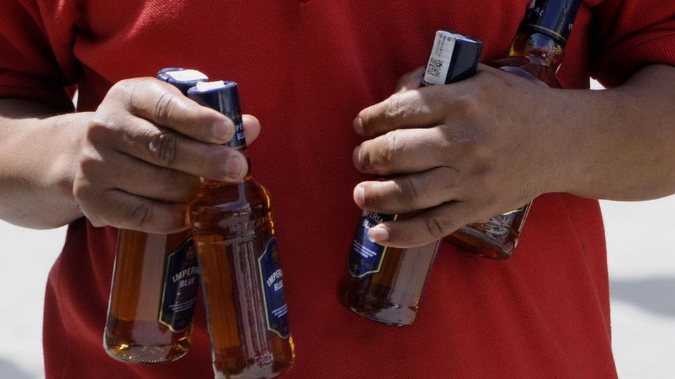 Korona virus: Saveti za lečenje uglavnom beskorisni, a mogu biti i štetni 2 Indian man with alcohol bottles