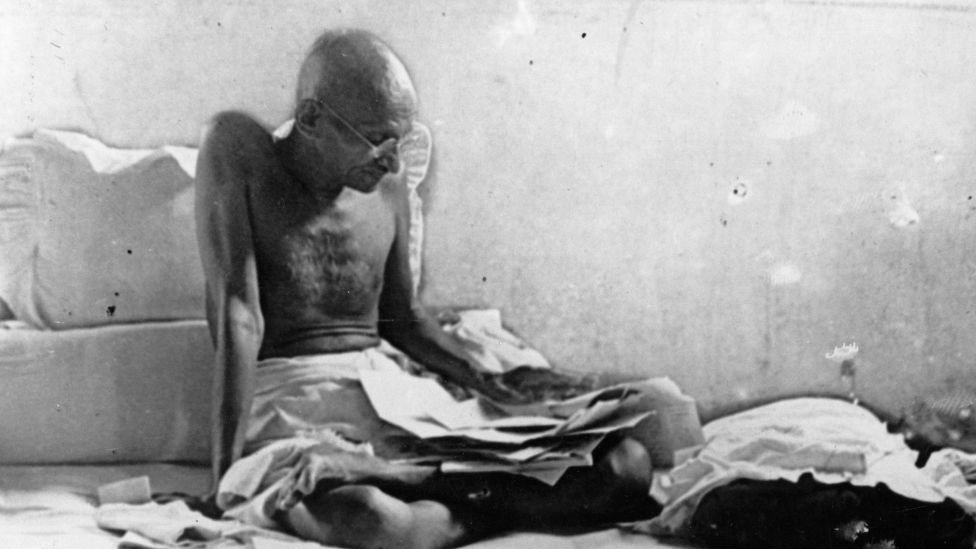 Štrajk glađu: Tomislav Nikolić, Boško Obradović, radnici i Gandi - ima li sličnosti 2 Gandi tokom gladovanja