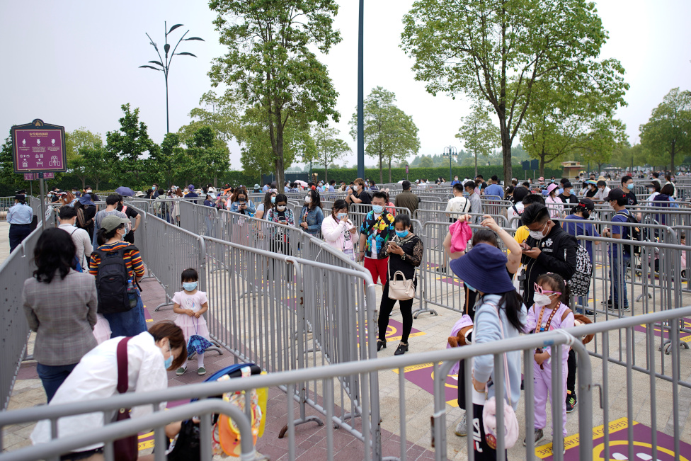Posetioci nose maske i čekaju red da uđu u Diznilend u Šangaju