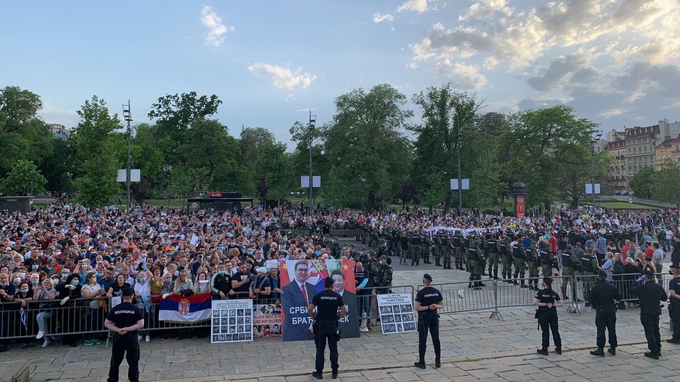 Pristalice vlasti i opozicije ispred Skupštine Srbije